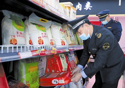 严把米面质量关，优化粮食市场管理服务